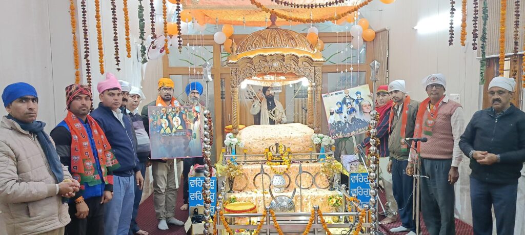 Bharatpur News: भाजपा कार्यकर्ताओं ने शहर मंडल संयोजक रोहित उपाध्याय के नेतृत्व में वीर बाल दिवस पर पुष्प अर्पित कर श्रद्धांजलि दी