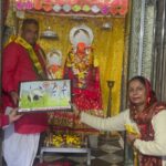 Bharatpur News: Jaishankar Tiger Club honored Mahant Pandit Santosh Kumar Sharma of Kailadevi Temple located in Lake Ka Bada.