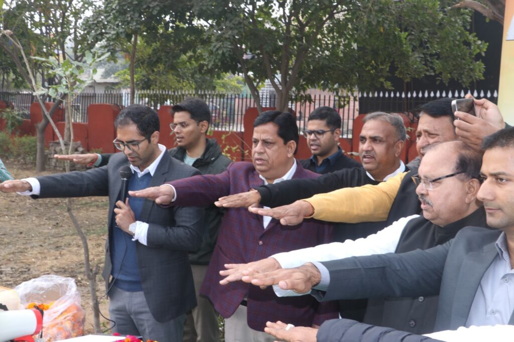 Bharatpur News: Former Prime Minister Late in the Collectorate premises. Vajpayee's statue unveiled