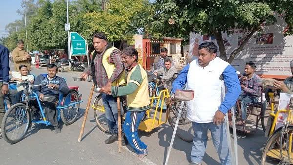 दिव्यांग समुदाय का अनोखा विरोध प्रदर्शन: बैसाखियों के सहारे मांगी भीख,पेंशन की मांग