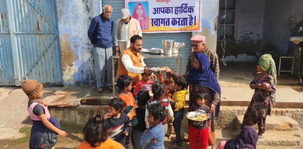 सामाजिक सरोकारों में हाथ बढ़ा रही मां मधुर सेवा संस्थान,गरीब बच्चों को कराया निःशुल्क भोजन