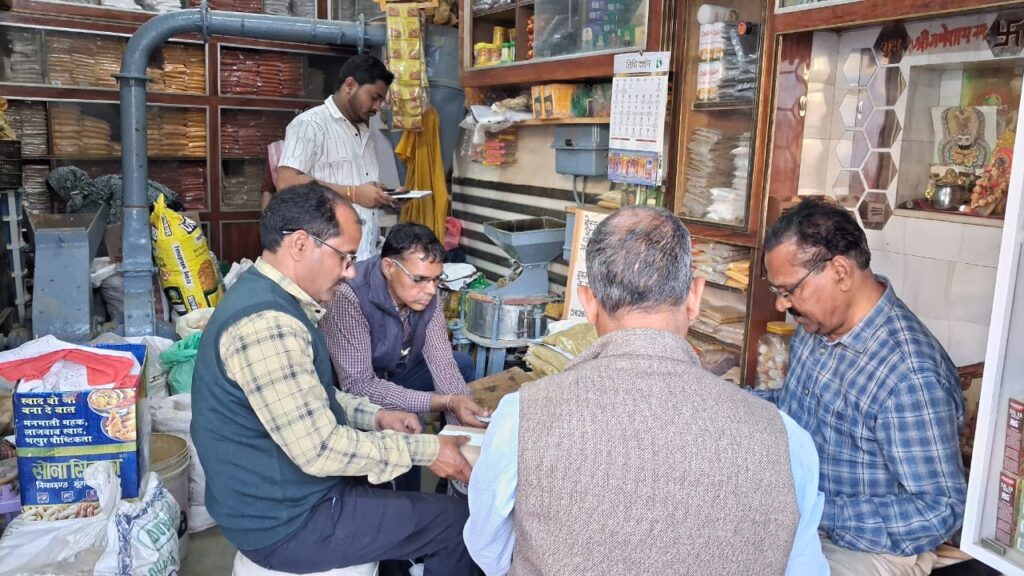 Bharatpur News: शुद्ध आहार मिलावट पर वार अभियान, अशुद्ध खाद्य सामग्री कराई नष्ट।
