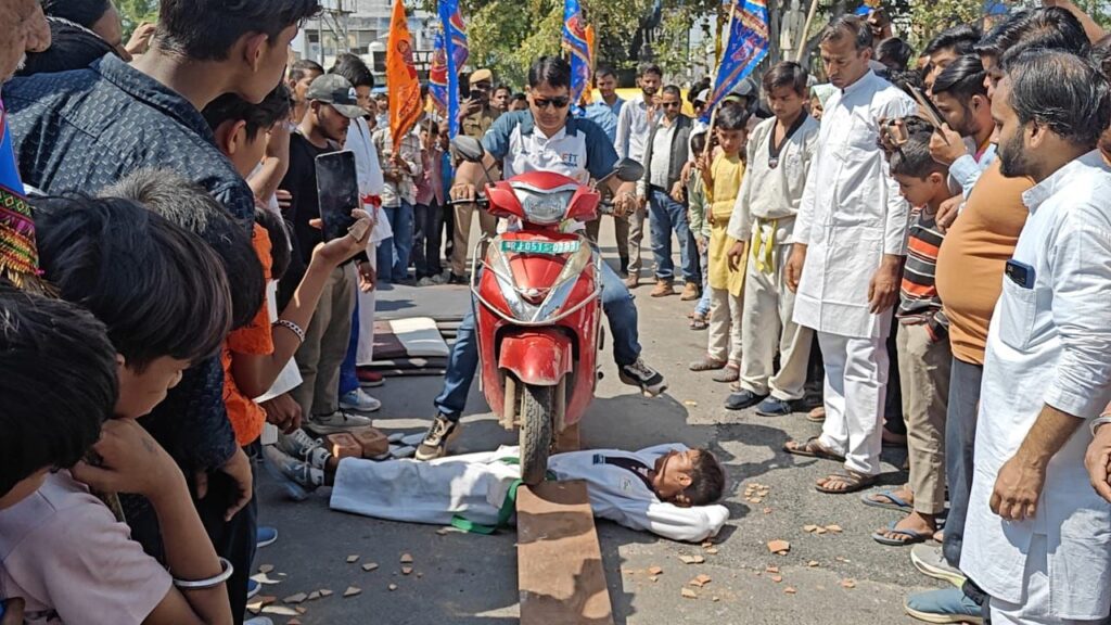 जयशंकर टाइगर क्लब के जूडो-कराटे खिलाड़ियों का धमाकेदार प्रदर्शन, बाबा श्याम की शोभायात्रा में मचाई धूम