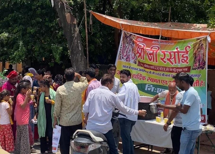जगन्नाथजी रथयात्रा में भक्तों को वितरित की गई शीतल मिल्क रोज व खिचड़ी प्रसादी
