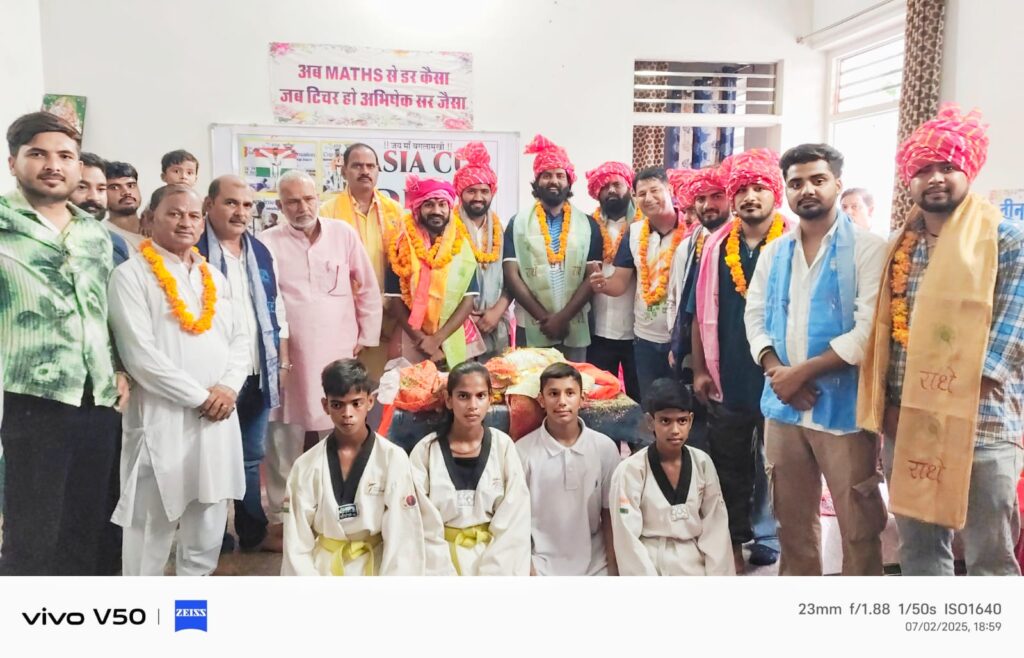 Aakash Sharma who returned after winning gold in international Taekwondo was given a grand welcome, colony residents tied victory flowers to him