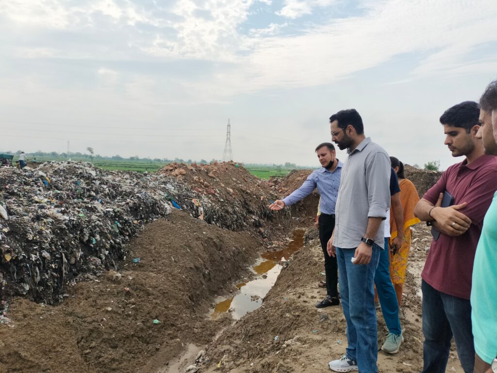 जिला कलक्टर कमर चौधरी ने जलभराव क्षेत्रों एवं विकास कार्यों का किया मौका निरीक्षण