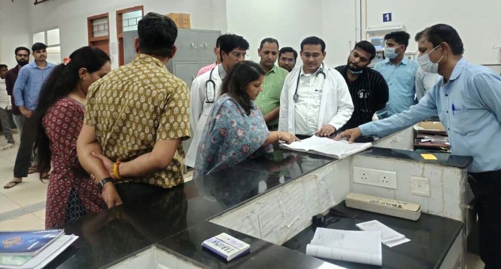 Bharatpur News: Principal Secretary conducts surprise inspection of hospitals, directs improvement in arrangements