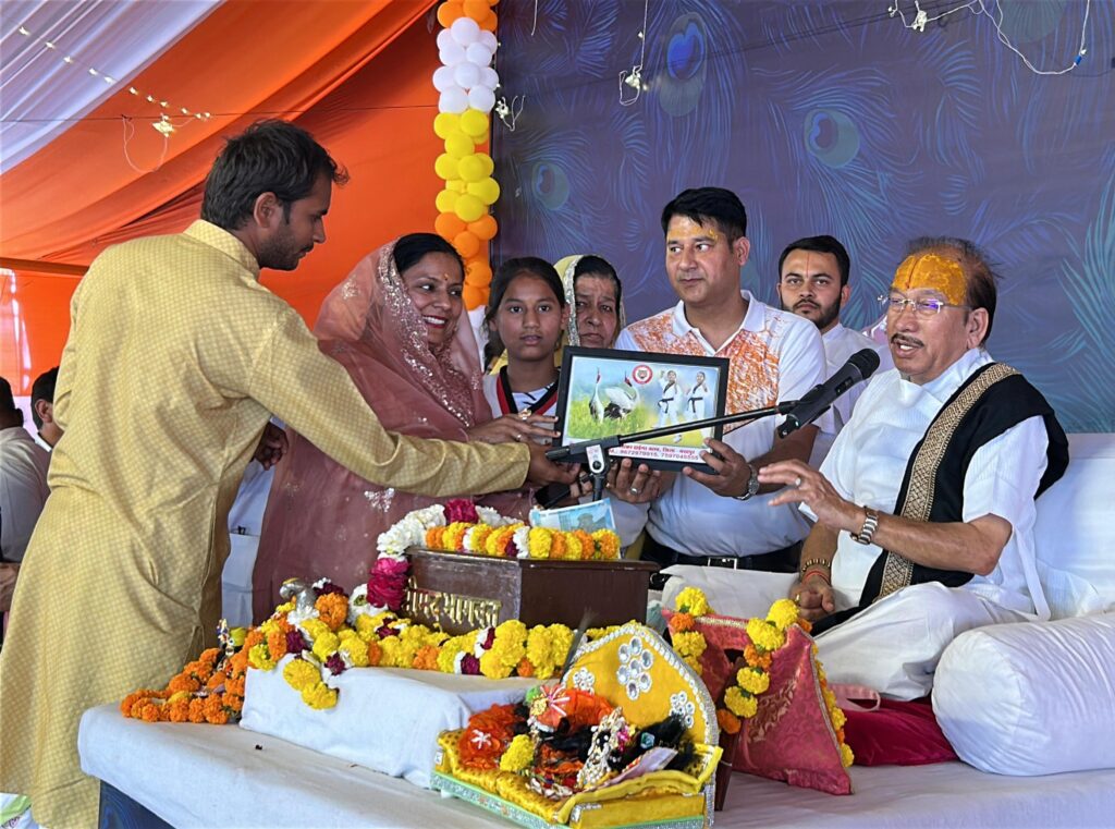 Bharatpur News: International storyteller Shri Krishna Chandra Thakurji was given a grand welcome and honour at Mahua Sinpini.