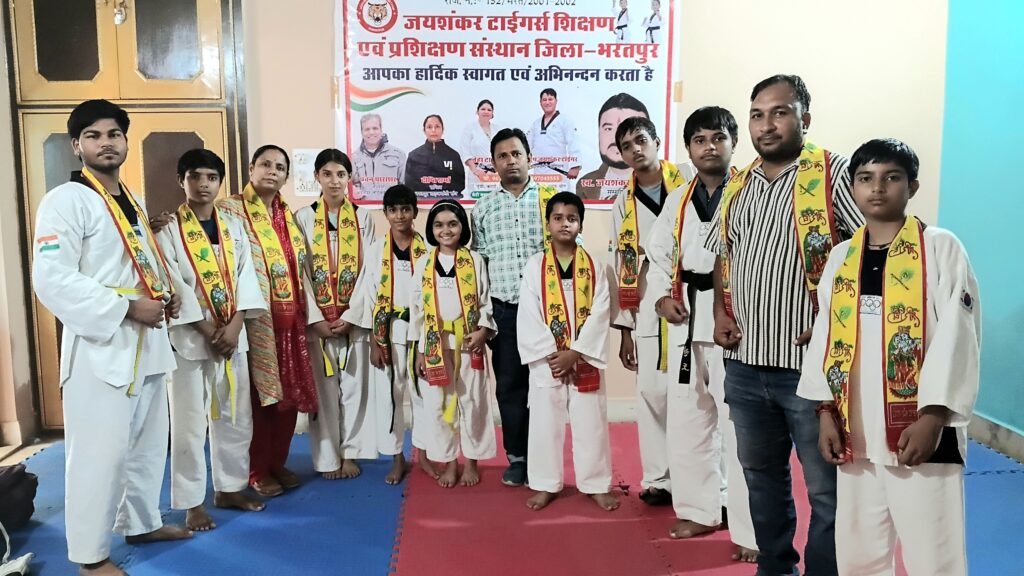 BharatpurNews: राष्ट्रीय परशुराम सेना ब्रह्मवाहिनी ने राज्यस्तरीय पदक विजेता खिलाड़ियों का किया सम्मान 2 BharatpurNews: Rashtriya Parashuram Sena Brahmavahini honored state level medal winning players.